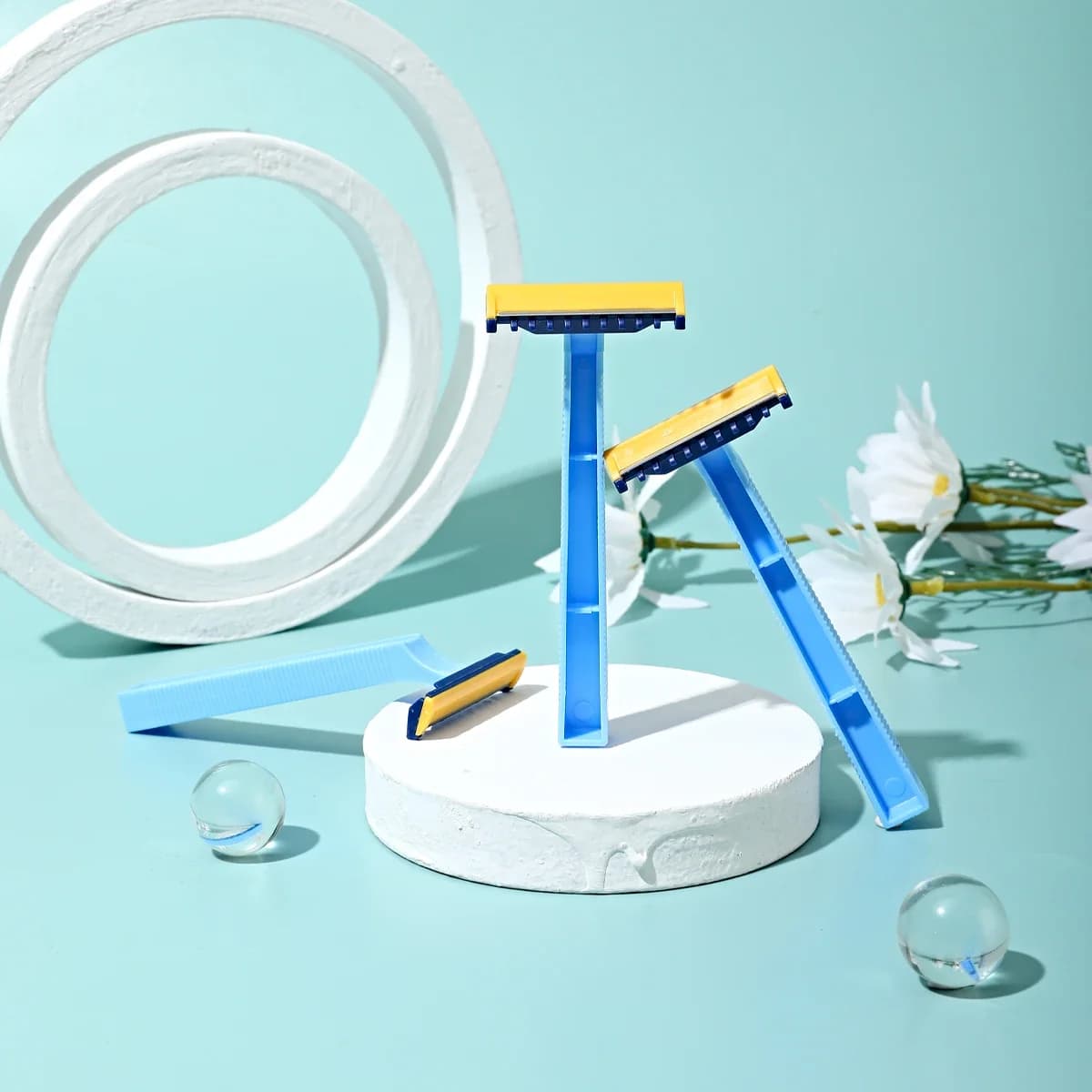 Box of 30 disposable women's razors with comb head — image 4