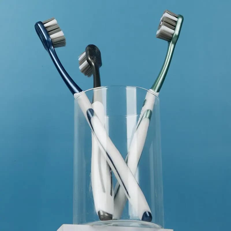 360 Whole Mouth Clean men's toothbrush with medium‑hard bristles — image 3