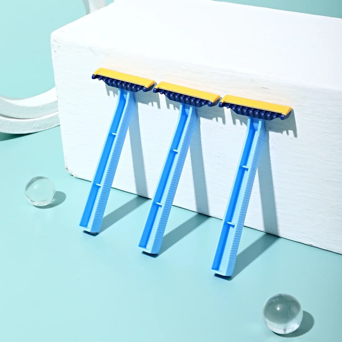 Box of 30 disposable women's razors with comb head — image 1