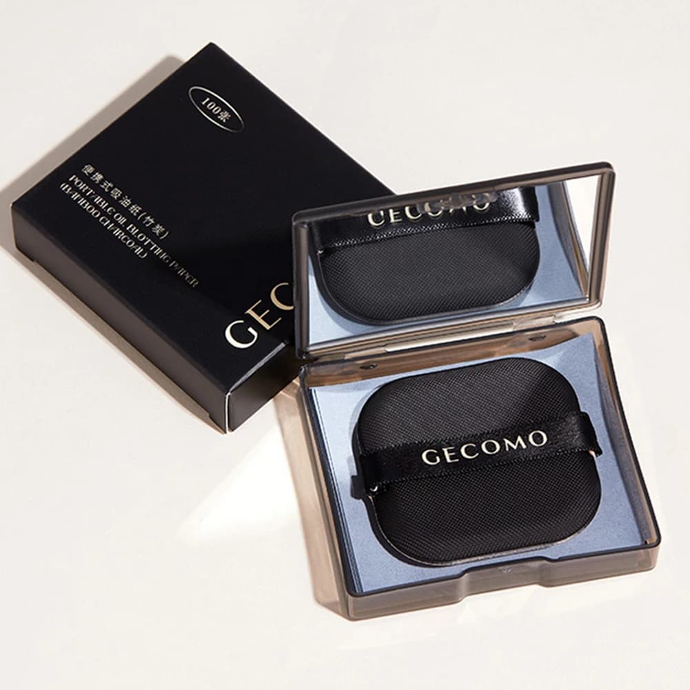 Oil control blotting papers with case and powder puff — image 3