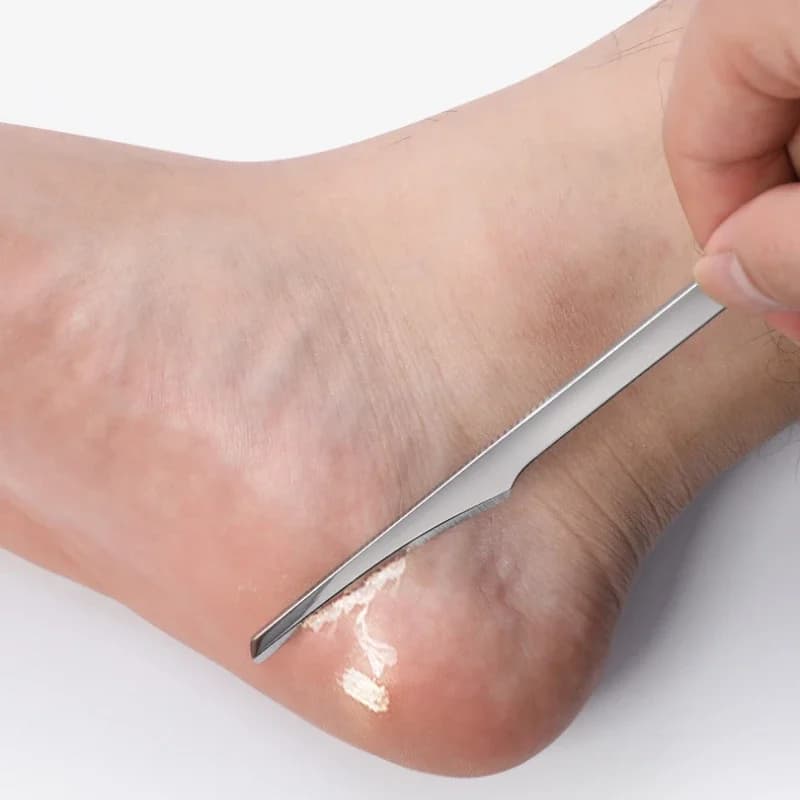 Manicure and pedicure tool kit with toe nail shaver and callus file — image 2