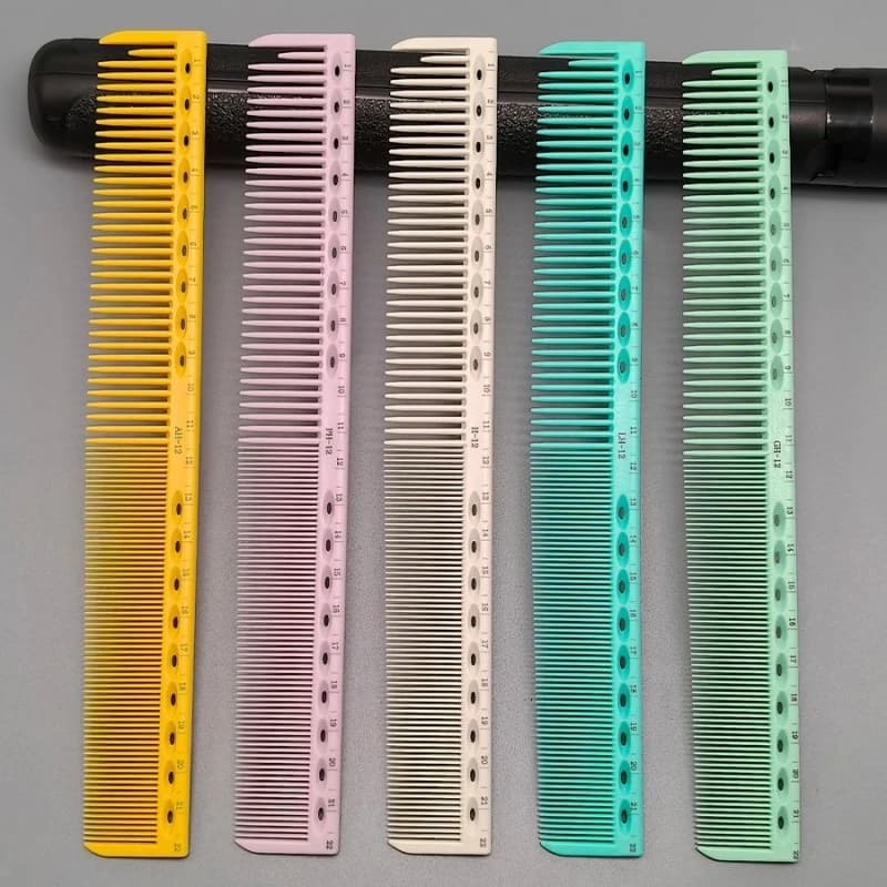 hair cutting comb with built-in scale — image 1